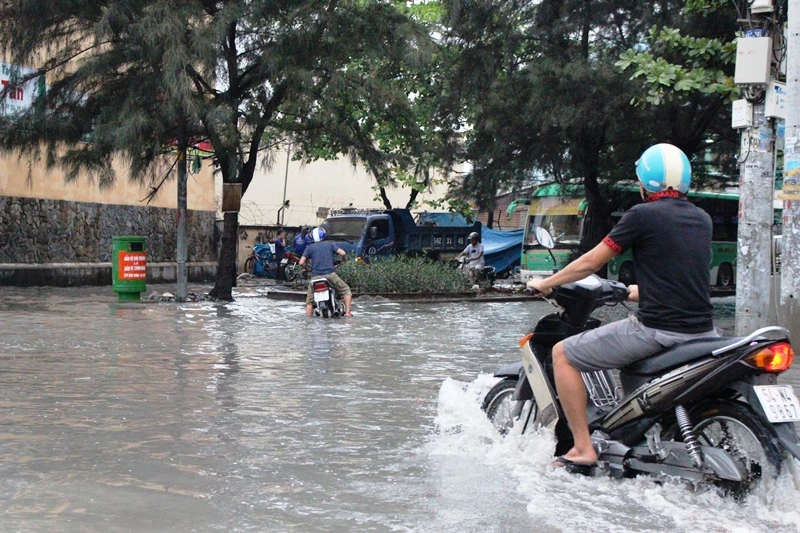 Đường Kinh Dương Vương thành sông sau cơn mưa ngắn ảnh 2